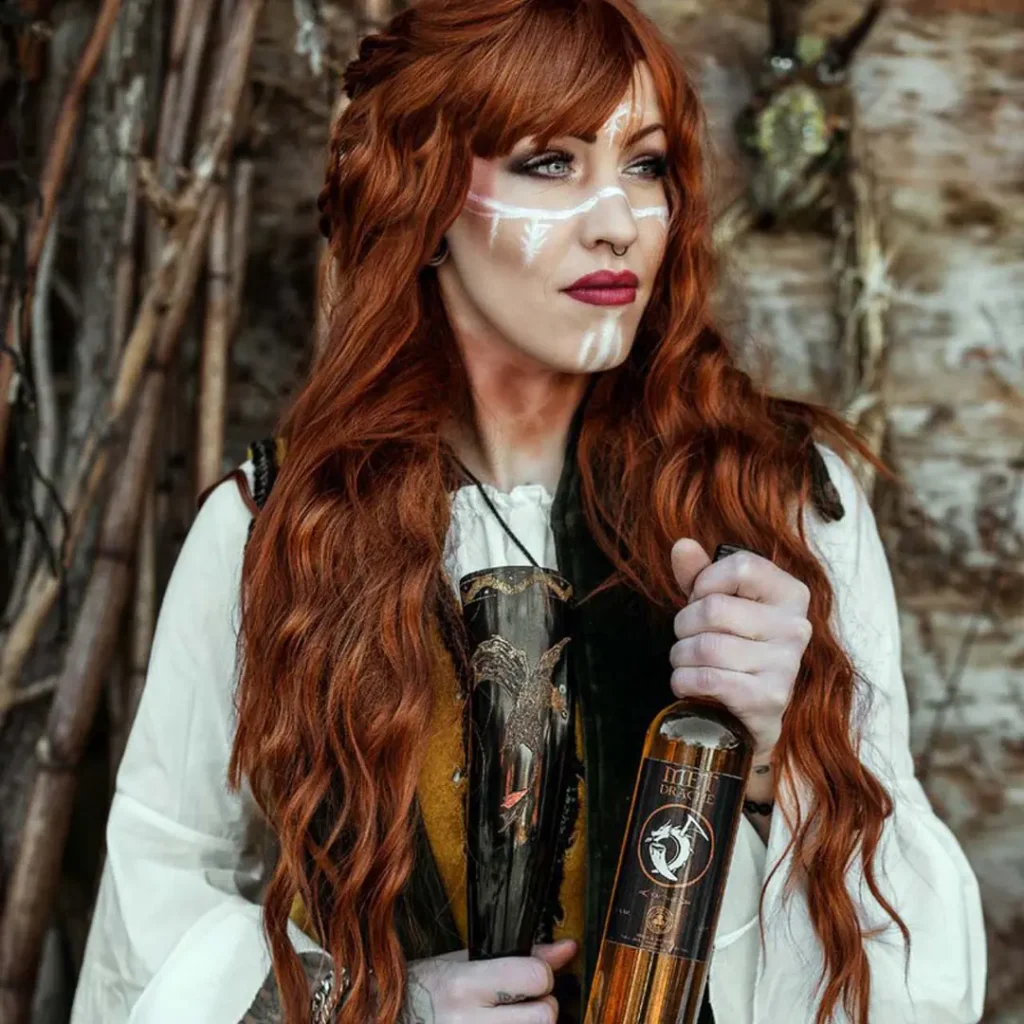 Mitelalterliche Frau Mit Met Drachen Flasche