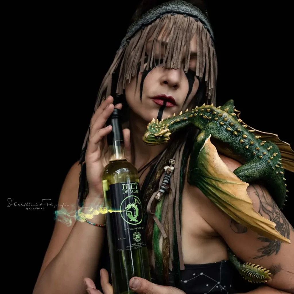 Mitelaterliche Frau Mit Drache Und Met Drache