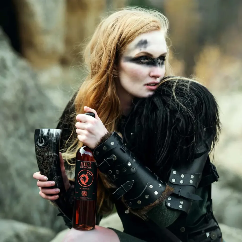 Mittelalterliche Frau Mit Horn Und Met Drache