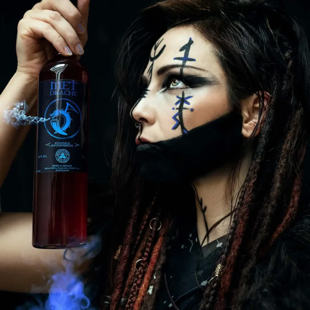 Mittelalterliche Kriegerin Mit Met Drache