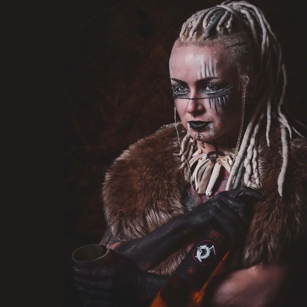 Mittelalterliche Kriegerin Mit Met Drache Und Horn