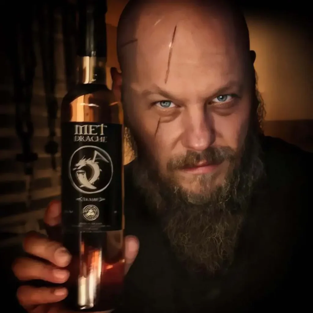 Mittelalterlicher Mann Mit Met Drache Flasche