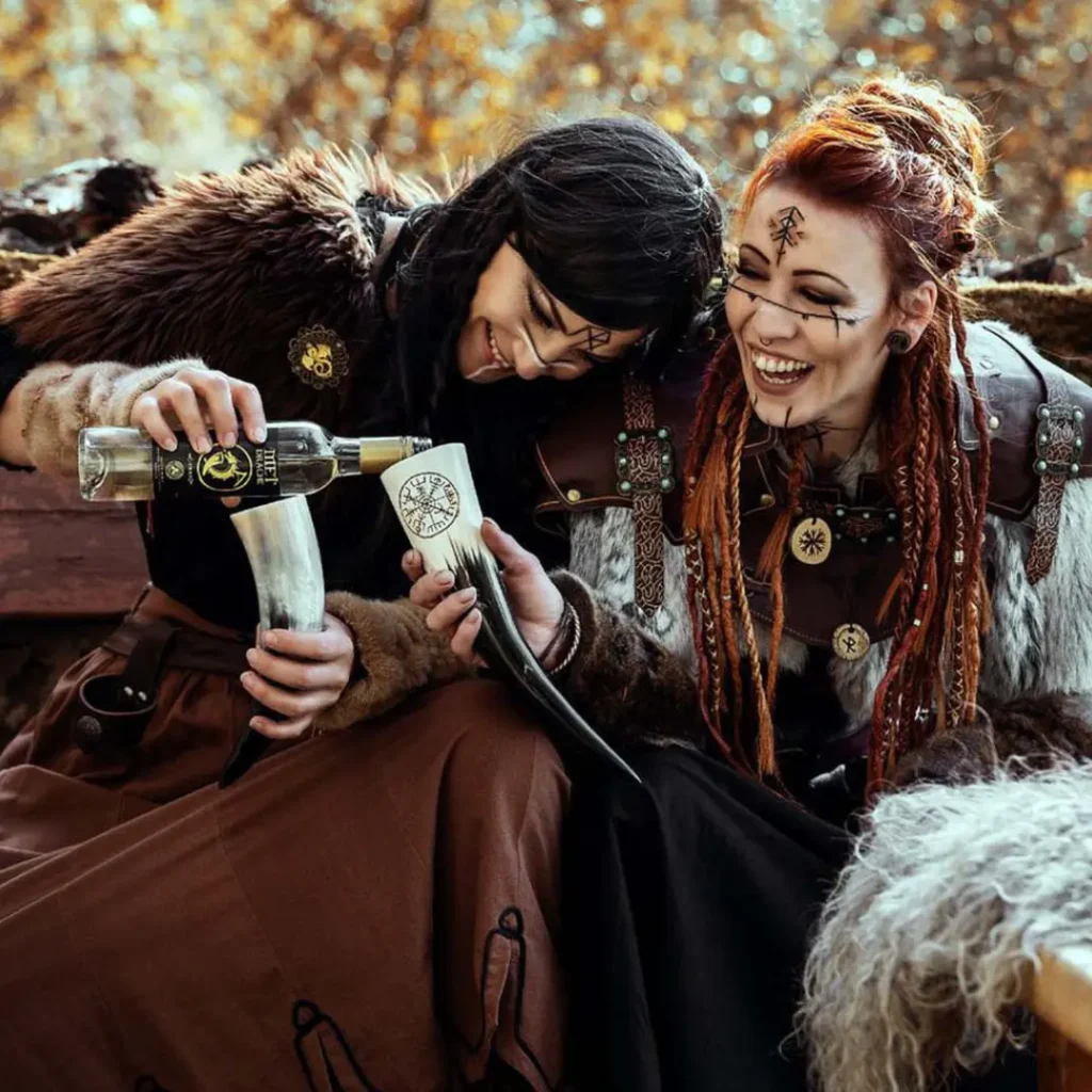 Zwei Mittelaterlice Frauen Trinken Met Drache